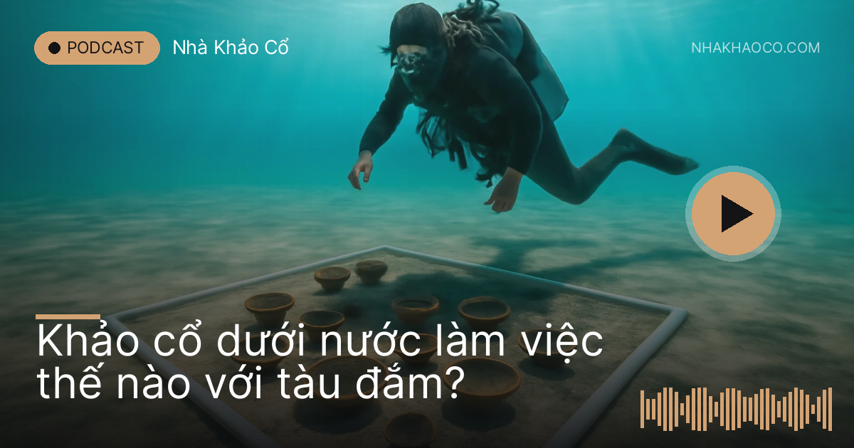 Thợ lặn trong làn nước xanh trong đo đạc bên khung ô vuông dưới đáy biển
